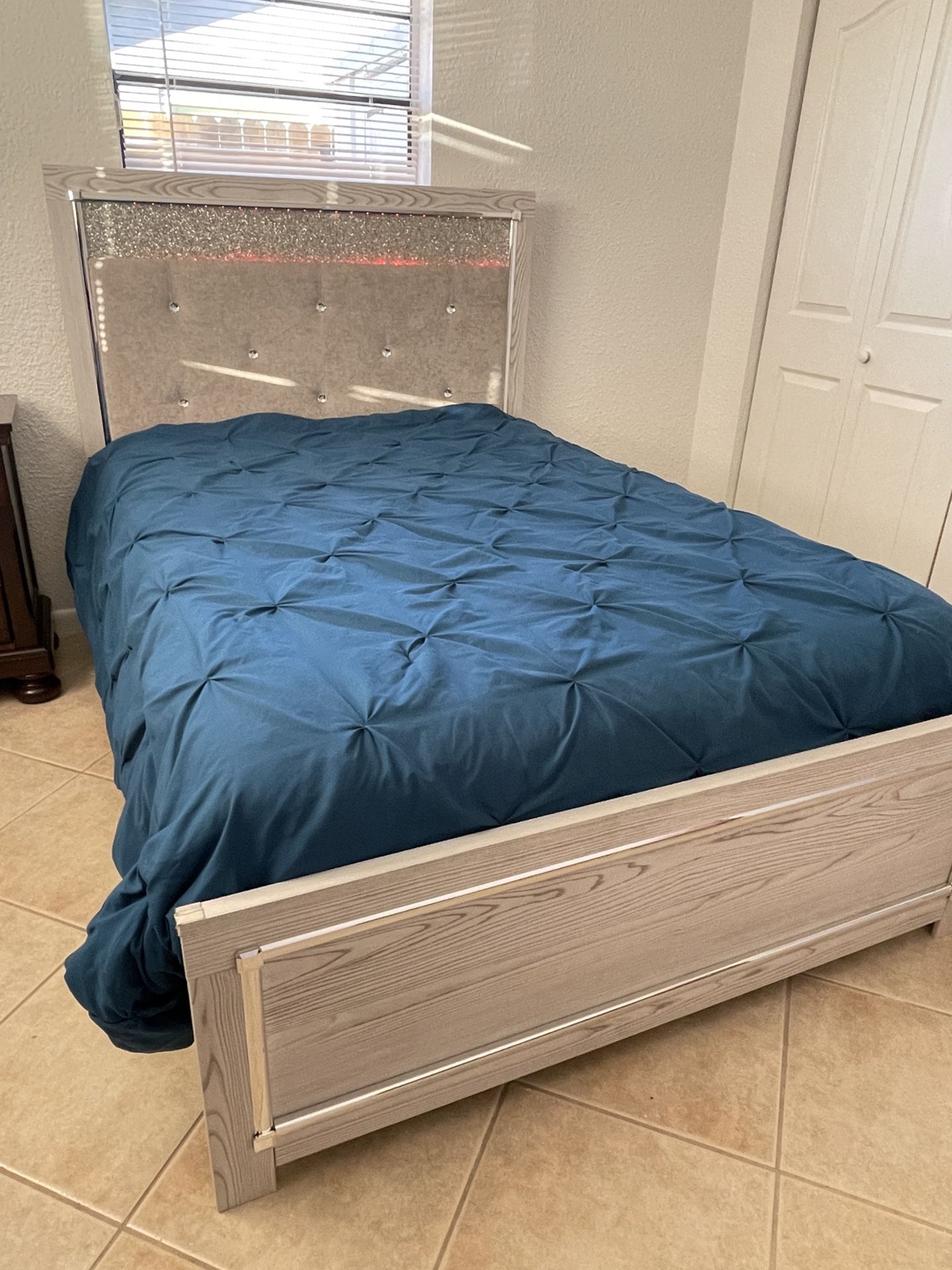 Full Bed With Faux Crystals, Led Lightings, Remote, Mattress And Full Coverage Sleepys Mattress Protector- Less Than a Year Old