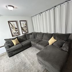 Dark Gray2 pc sectional with reversible chaise 🛻Deliverya Available 🛻