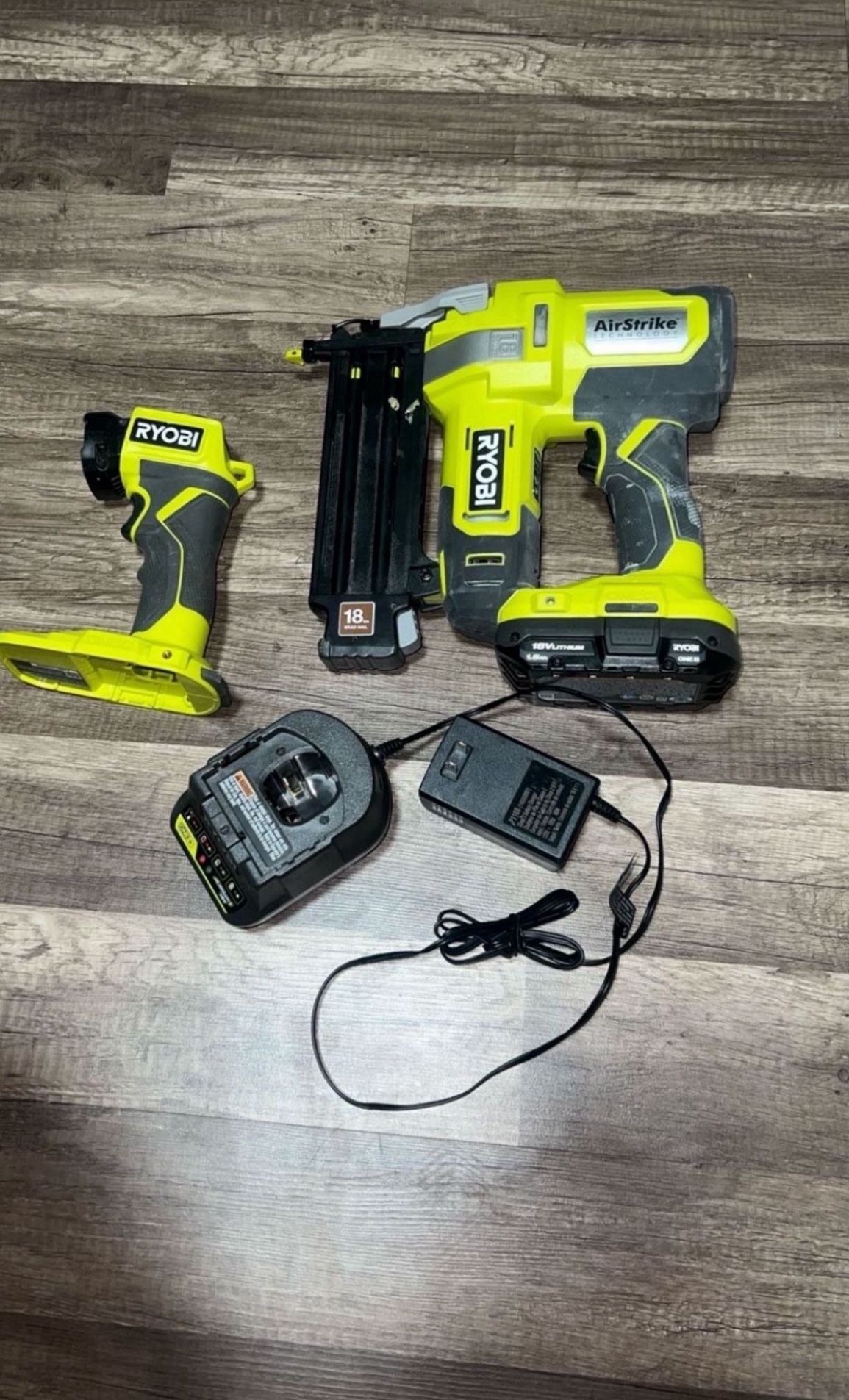 RYOBI 18V 18GA BRAD NAILER WITH BATTERY AND CHARGER