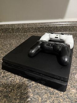 PS4 Pro, 2 DualShock controllers