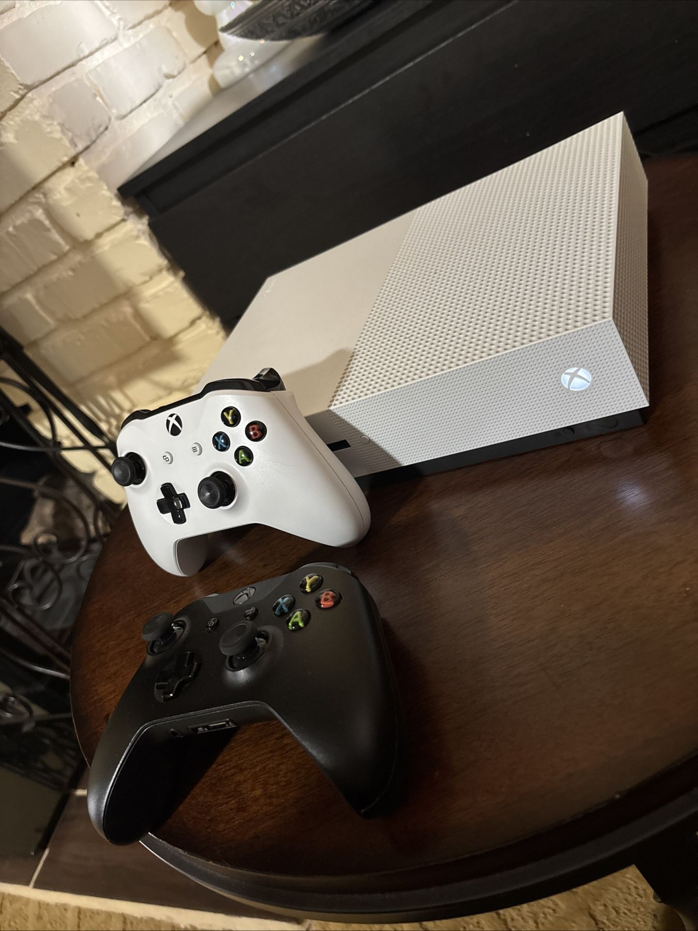 XBOX ONE S + Controller 1 TB