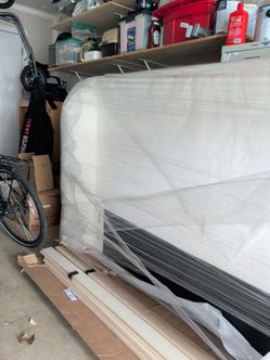 KING/CAL KING UPHOLSTERED HEADBOARD WITH WOOD SLATS