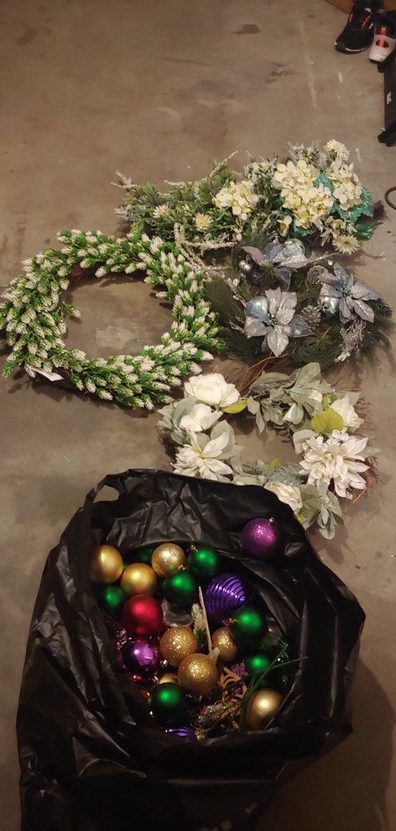 Christmas Wreaths , Ornaments