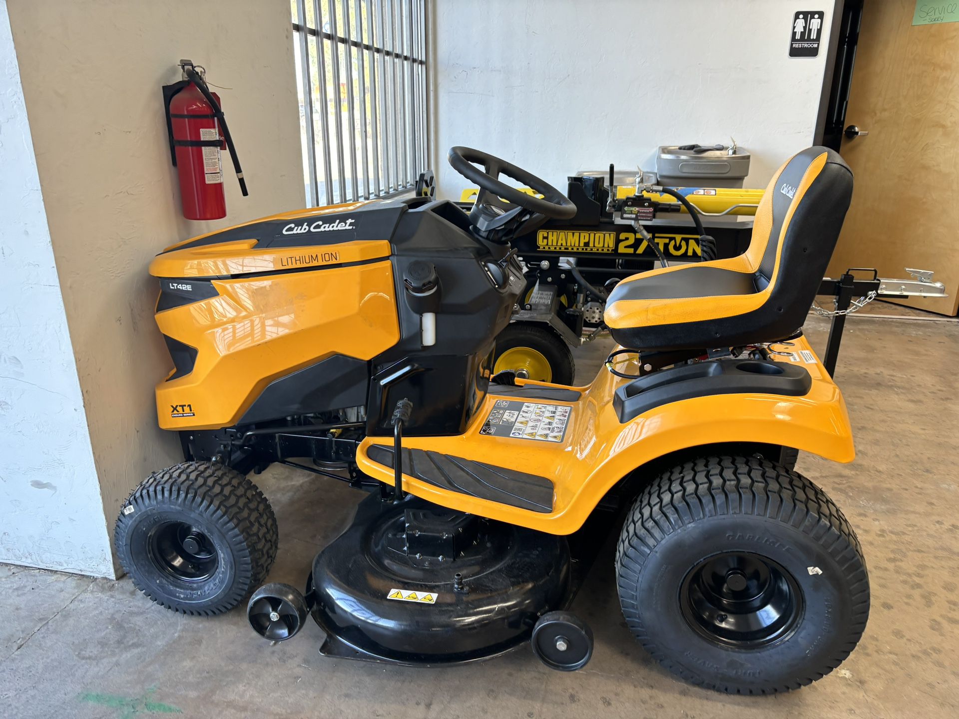 (SALE!!)(UG) Cub Cadet XT1 Enduro LT 42in. 547 Cc Fuel Injected Hydro Gas Lawn Tractor With Push Button Start- California Compliant 