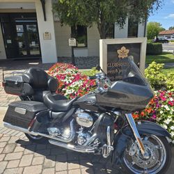 2011 Harley Davidson CVO Road Glide Ultra.  Mint Condition! Clean Title 