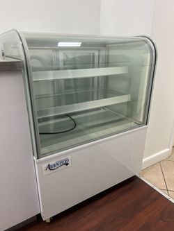 Avantco Display Case
