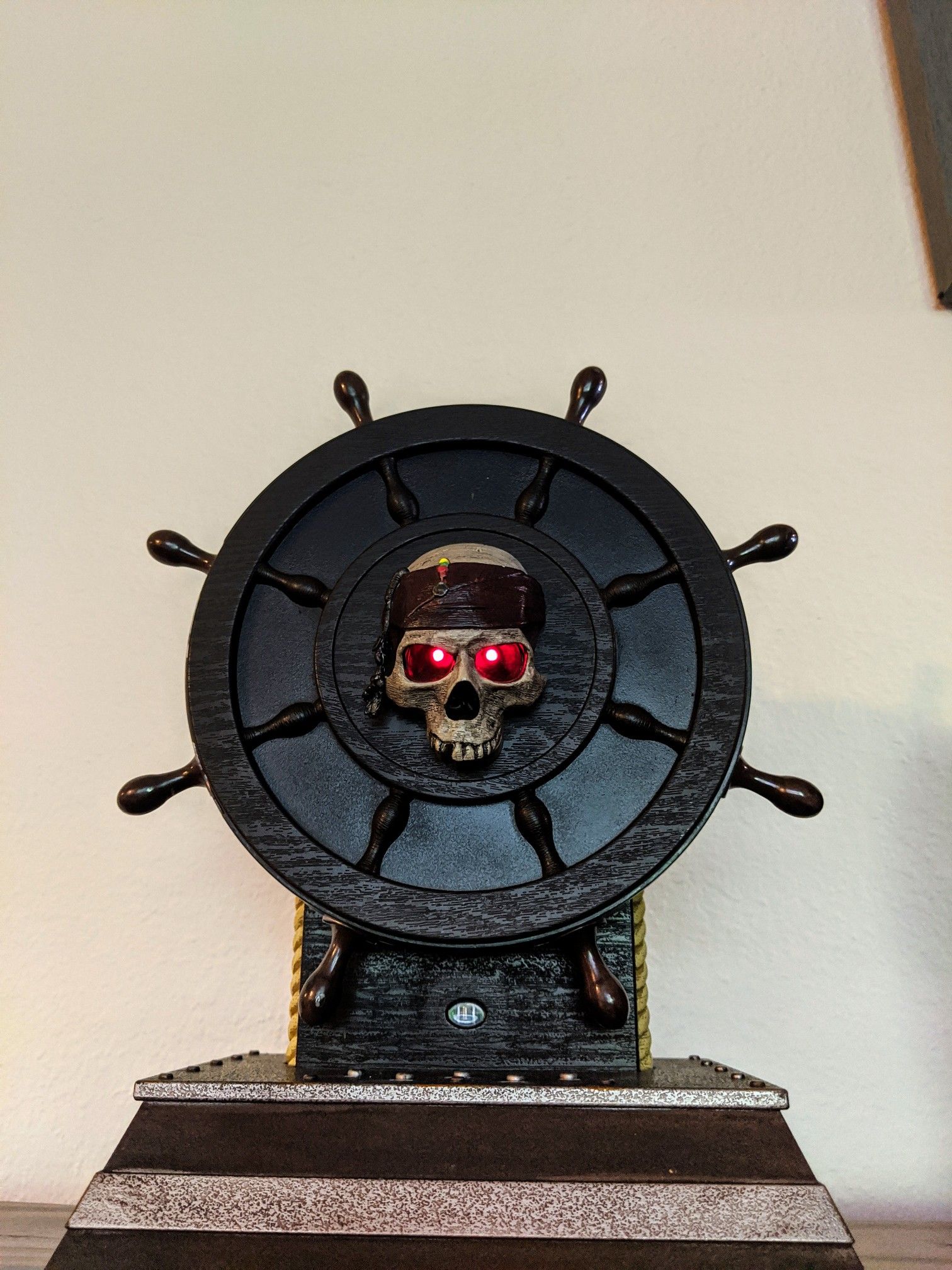 Disney Pirates of the Caribbean Black Pearl's helm DVD player w/ Captain Jack's compass remote mfg.'07