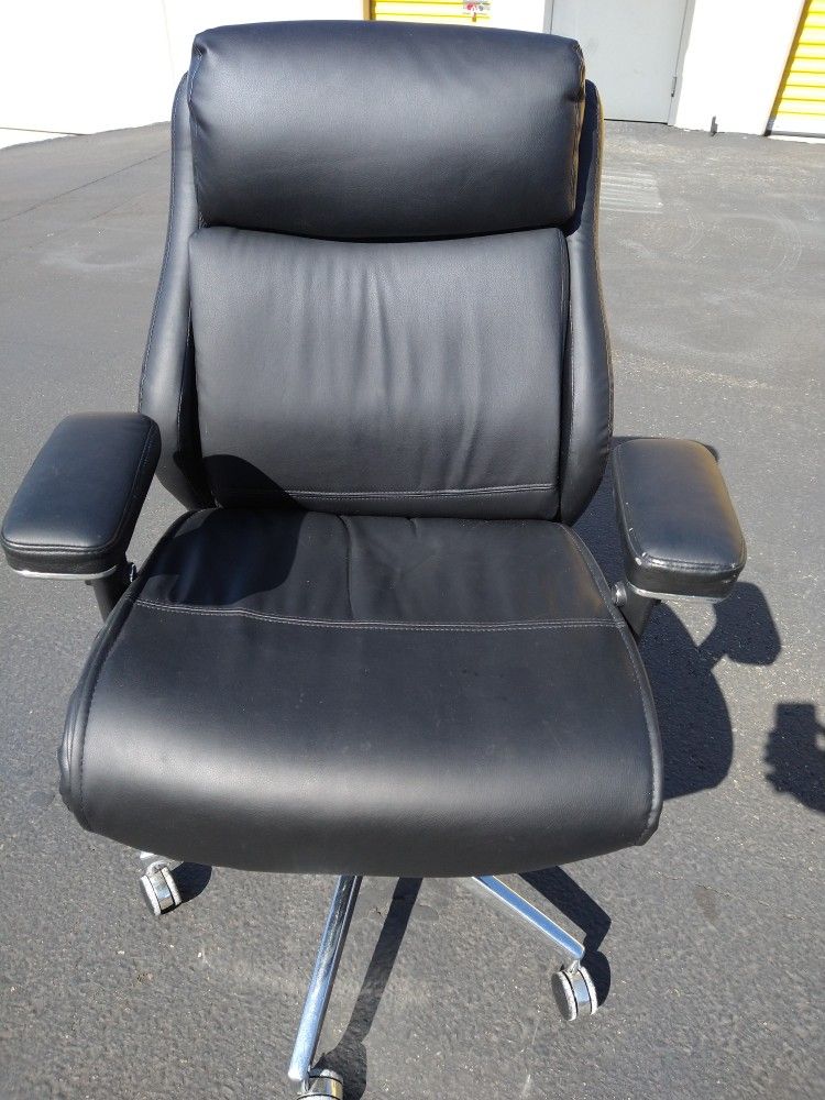 Realspace Modern Comfort mid-back chair