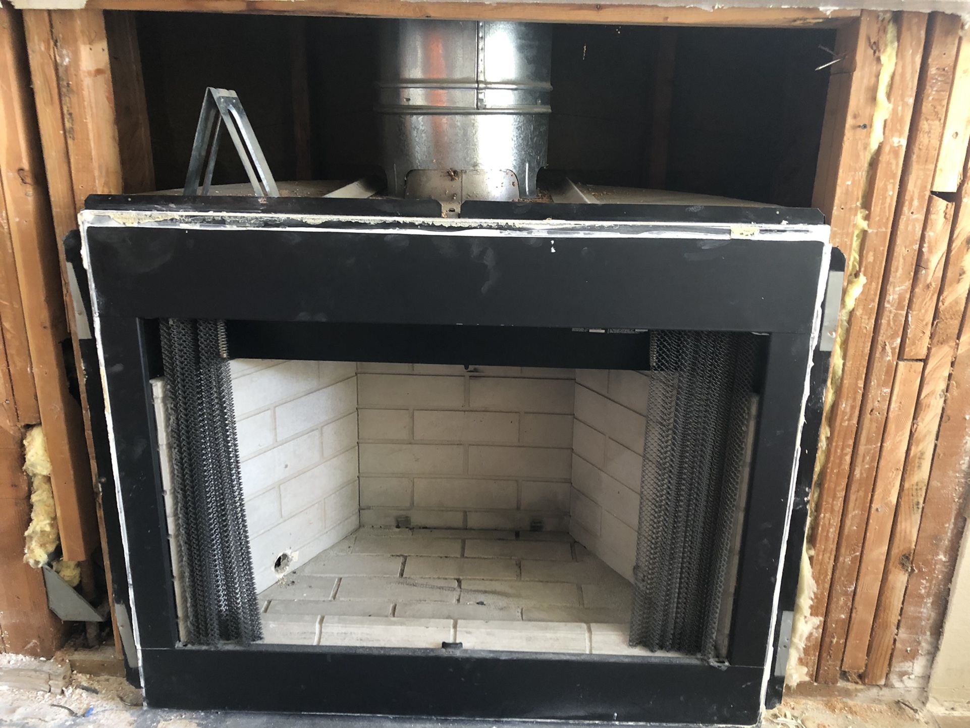 41x33 Gas Fireplace Hardly Used, Logs, Glassdoor’s, Screen, Gas Valve ,