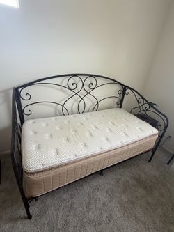 Day bed and mattress