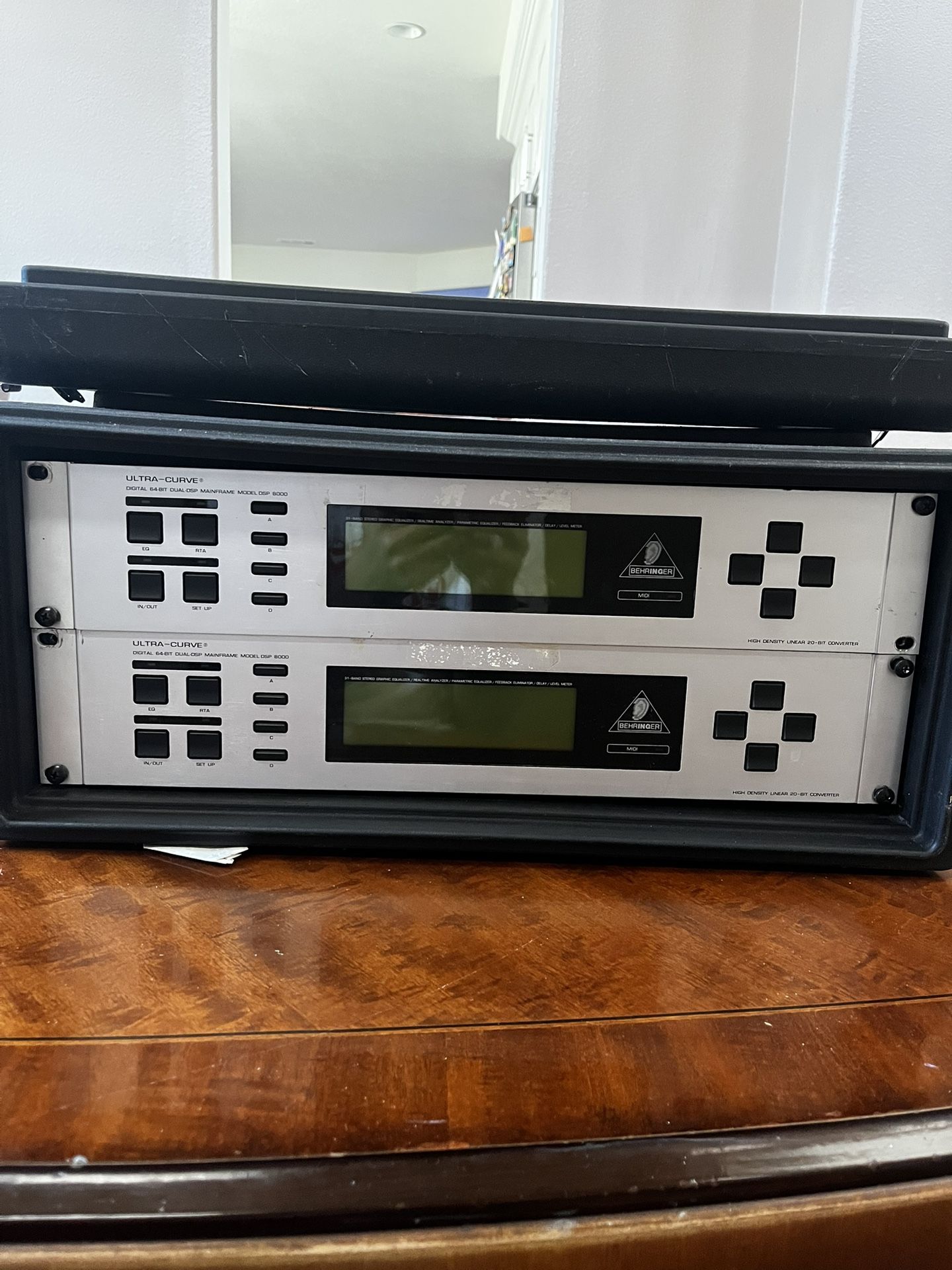Behringer Eqaulizer Model DSP 8000