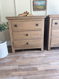 Gorgeous vintage solid wood nightstands (2)