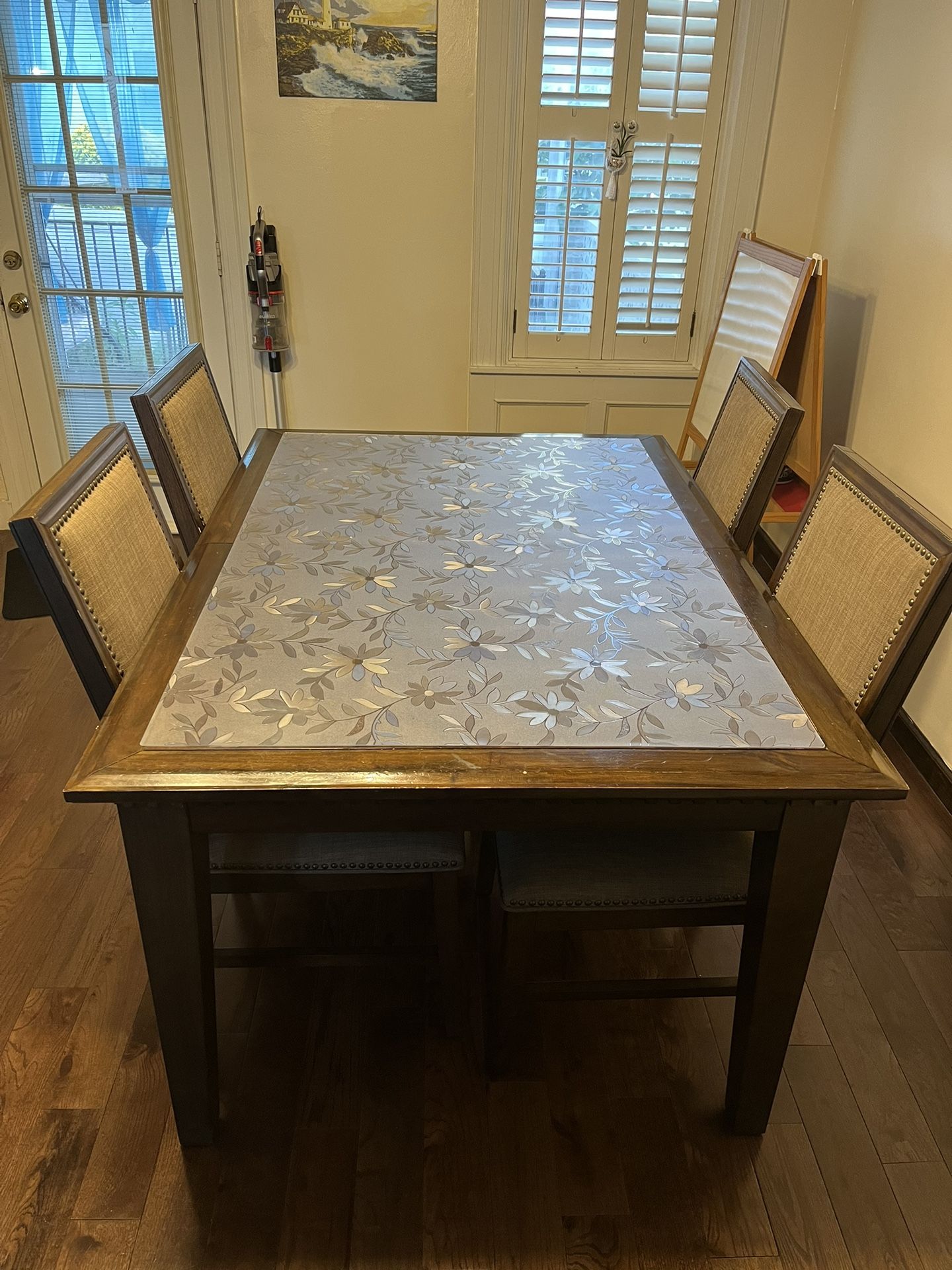 Raymond And Flanigan Expandable Dining Table And Chairs
