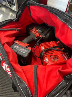 Milwaukee m18 high torque 1/2 impact battery, charger and bag