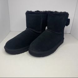 UGGs Size 7 NOT FREE throw me a OFFER