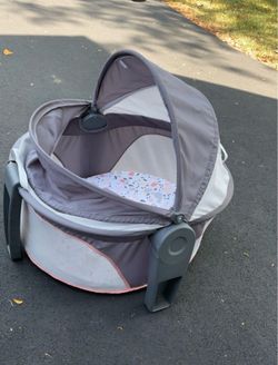 Fisher-Price Bassinet On-The-Go Infant Dome Portable Bassinet and Play Space with Toys, Rosy Windmill, Unisex