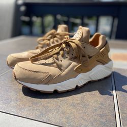 Nike Wheat Huarache Size 9.5
