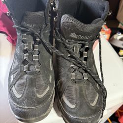  Men’s Hiking Boots. Denali Size 8.5
