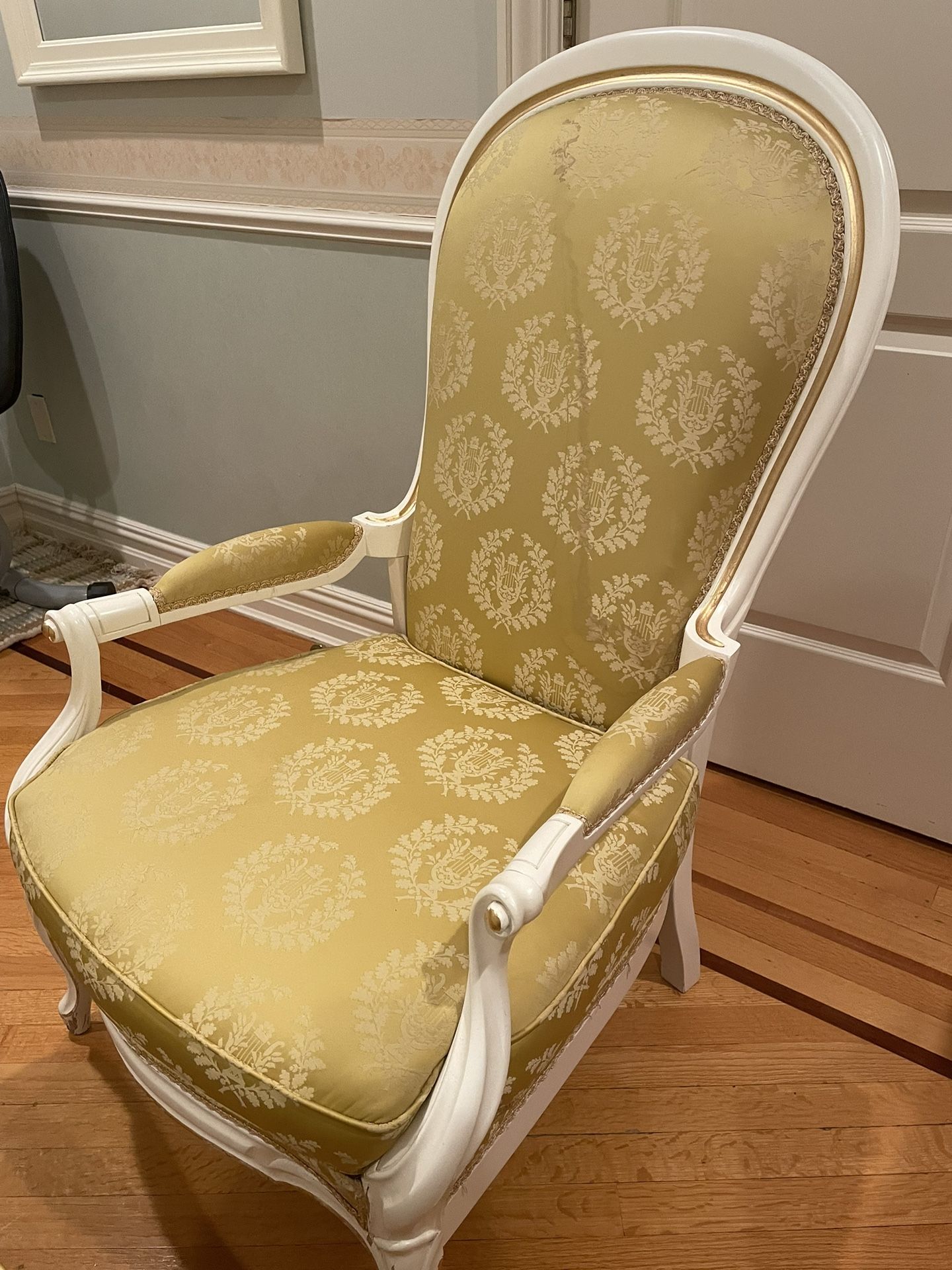 Elegant Accent Chair & Ottoman – Classic French Style Louis XV, smoke and pet free environment