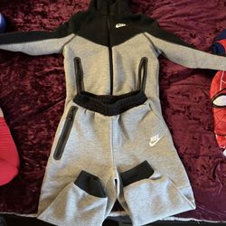 kids nike tech 