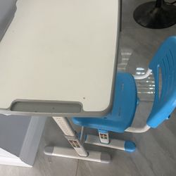 Kid’s Desk With Chair