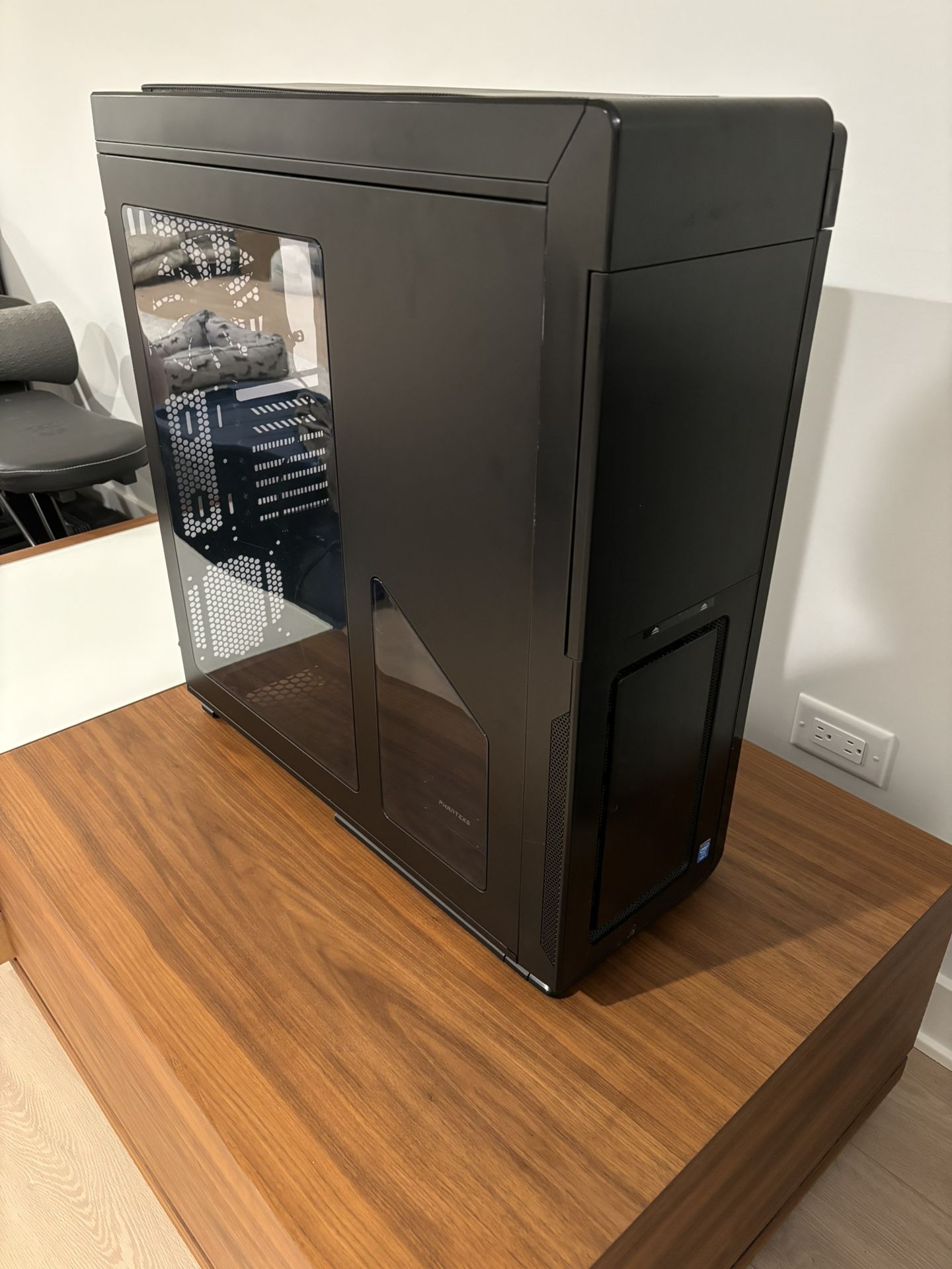 Computer Case/NAS (Fits 9 Hard Drives)