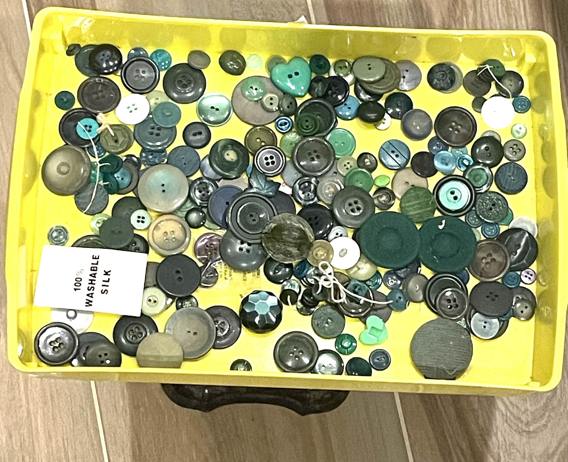 CHOICE OF Vintage To Modern Buttons B124 …