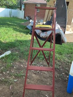A 5 shelves ladder with an extension for items