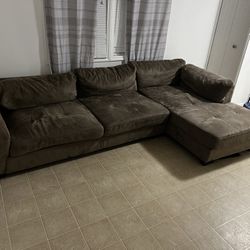 SOFÁ SECTIONAL in NICE Condition. ( THE FIRST PERSON TO COME WILL BE  TO BE SERVED ) “ NO DELIVERY “