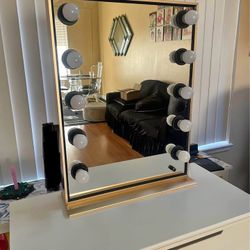 Excellent Condition Vanity Makeup Desk Table With Dimmable Vanity Mirror