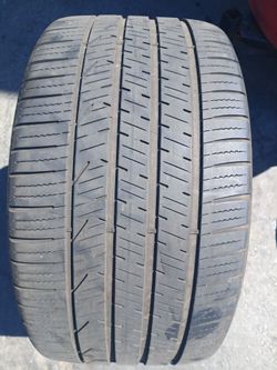 265/35R18 Pirelli Tire (1)