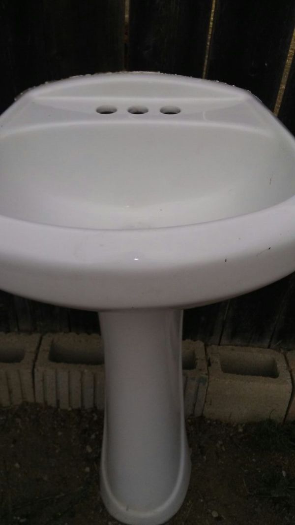 Petite Aragon Pedestal Sink Standard Pedestal Sink