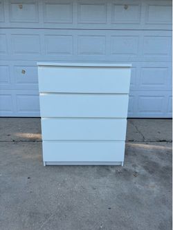‼️WHITE 4 DRAWER DRESSER‼️FOR SALE 100$ OR BEST OFFER‼️DELIVERY AVAILABLE 🚚