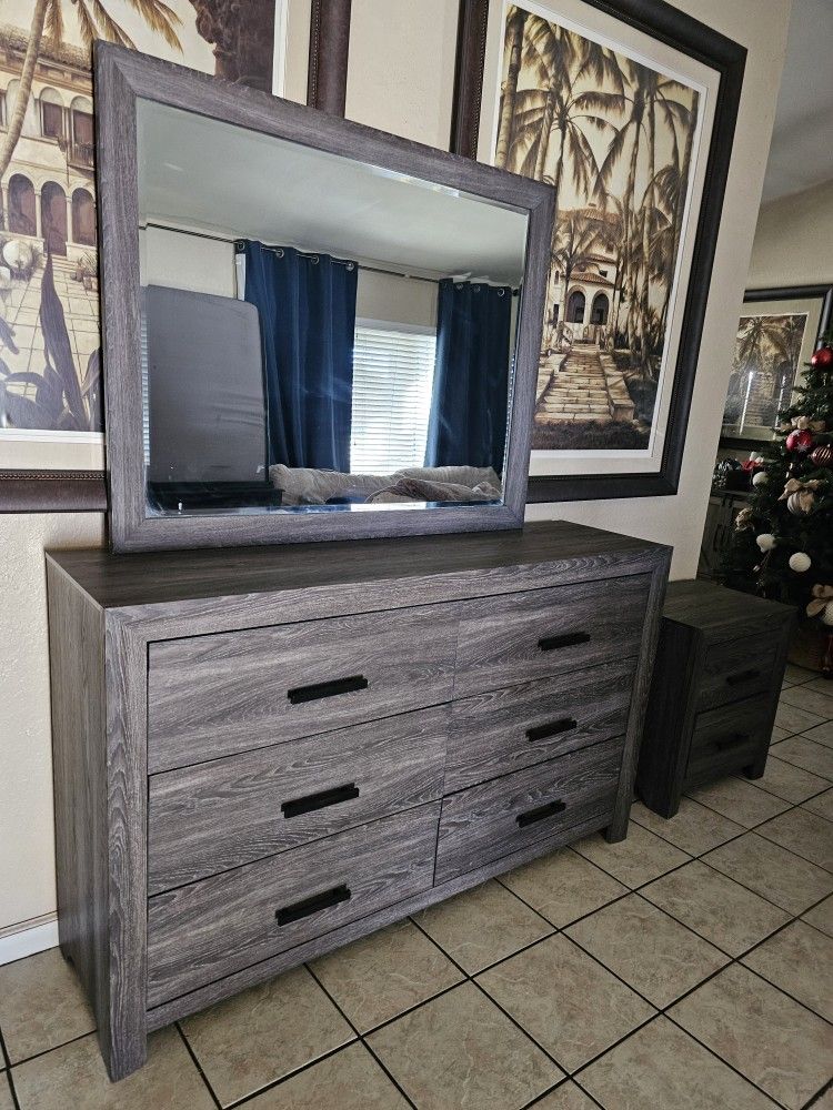 Dresser With Mirror And Night Stand Pick Up Victorville $280