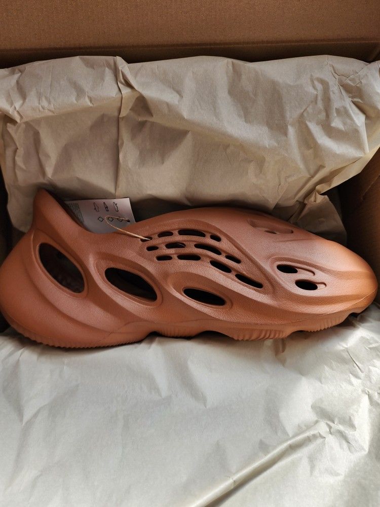 Yeezy Foamrunner Clay Red