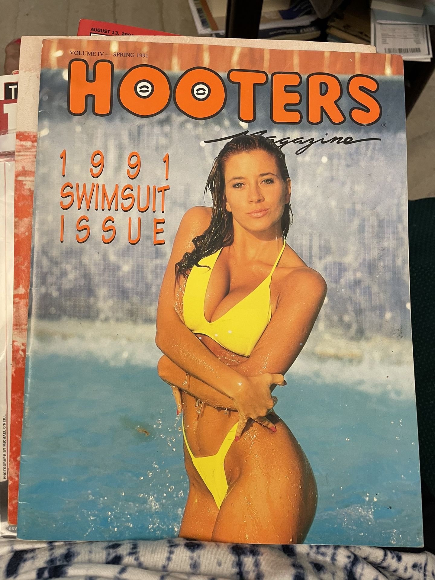 HOOTERS Magazine from 1991