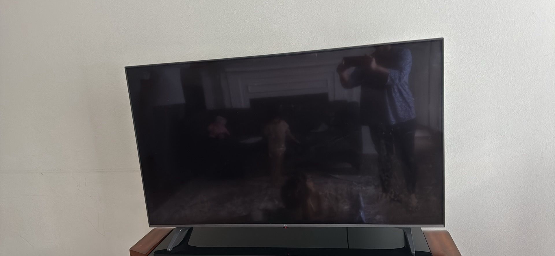 55 inches LG smart AI tv(needs to go immediately)Move out sale