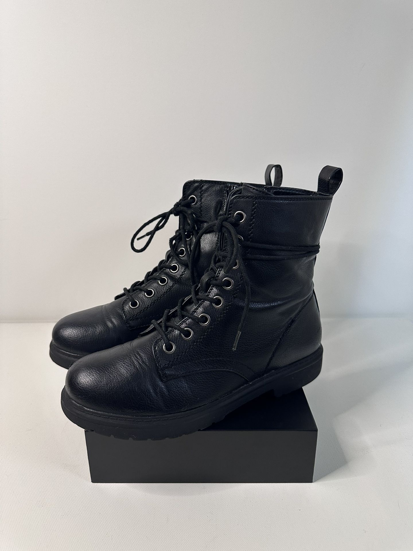 SO MEELA Shoes Women’s Size 8 Black Combat Boots Lace-Up (Pre-Loved)