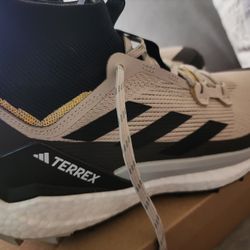 WOMENS ADIDAS  SIZE 7
