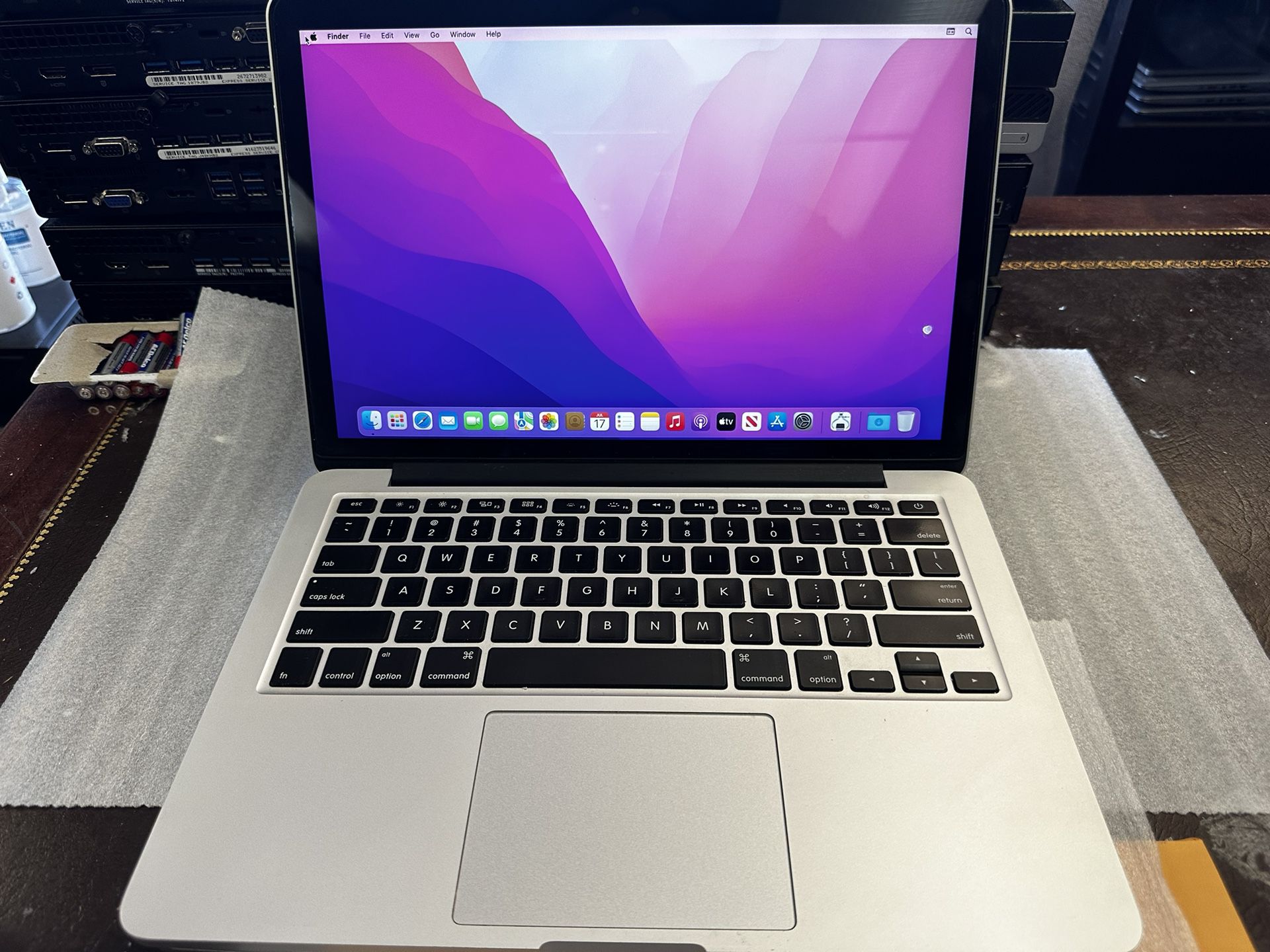 MacBook Pro 13 inches- MacOS Monterey 