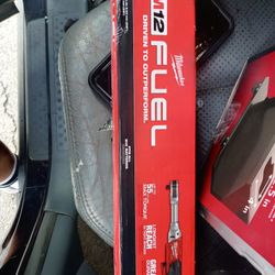 Milwaukee M12 Fuel 3/8 Extended Reach Ratchet