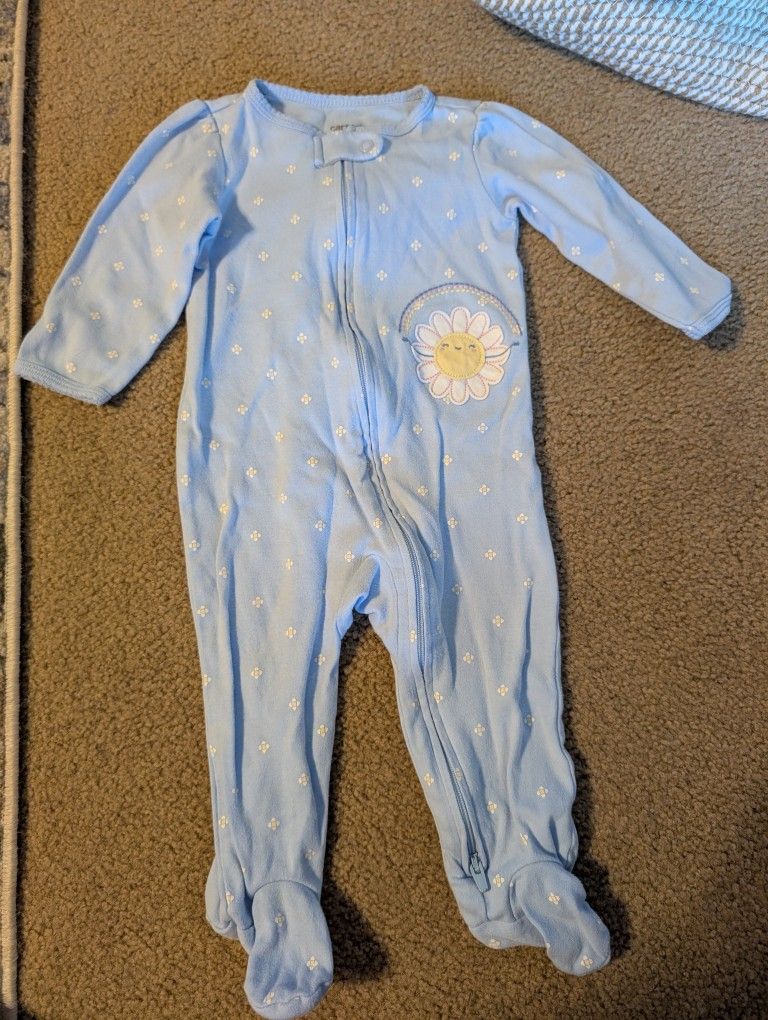 Baby sleepsuit with feet with a white flower