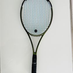 Tennis Racket Wilson blade v8 18x20 305G Gripe size 3 - 4 3/8