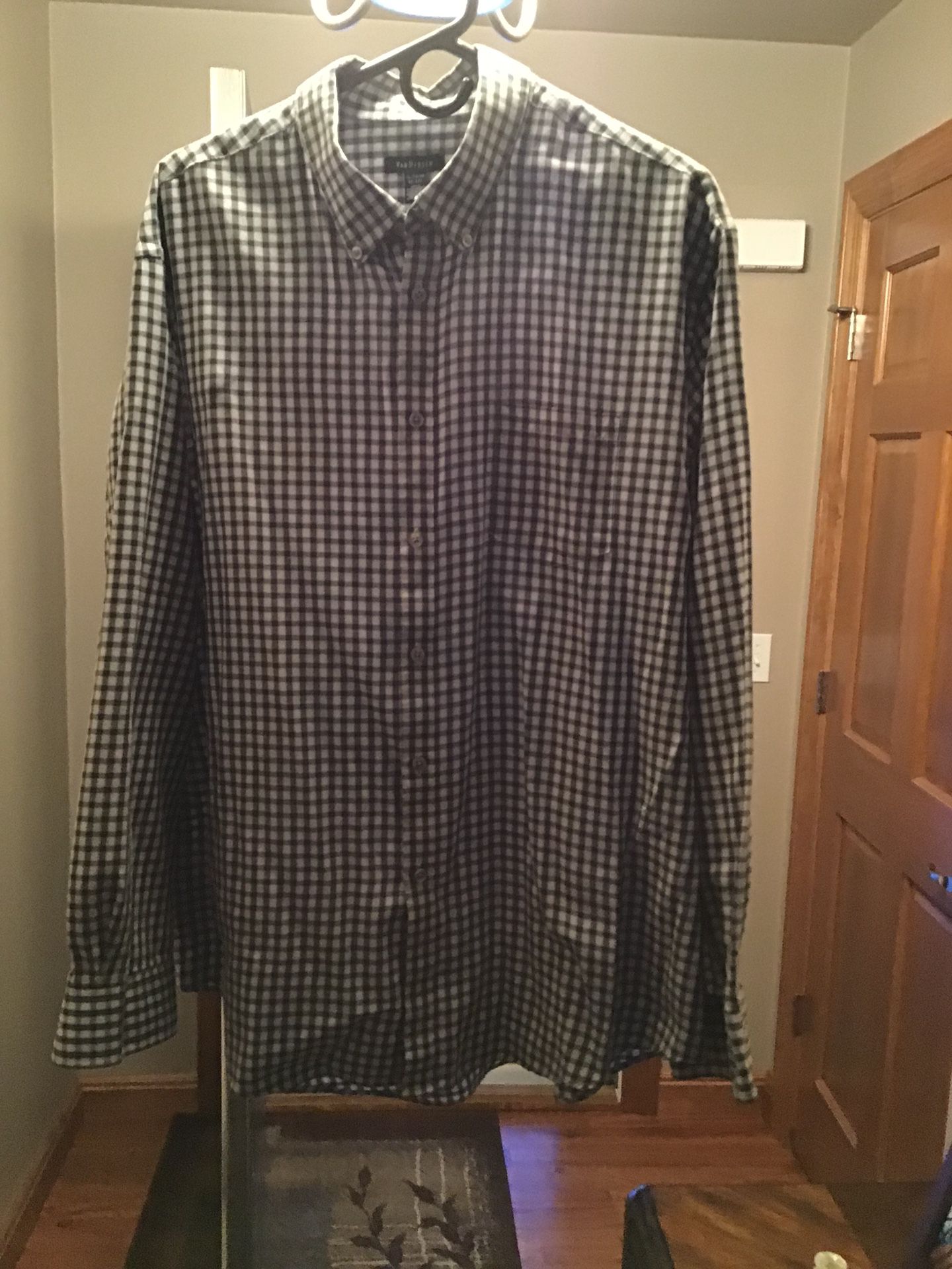 Men’s XL (17-17 1/2) black and white Van Heusen dress shirt.