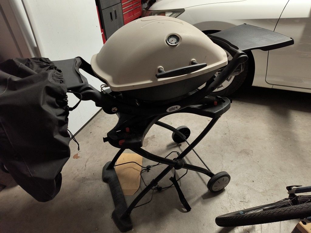 Weber Q1000 Portable Grill With Portable/Folding Stand And Cover