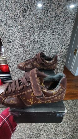 Mens L v Sneakers Size 10.5 With Box
