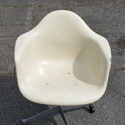 Original VINTAGE Herman Miller Eames Chair