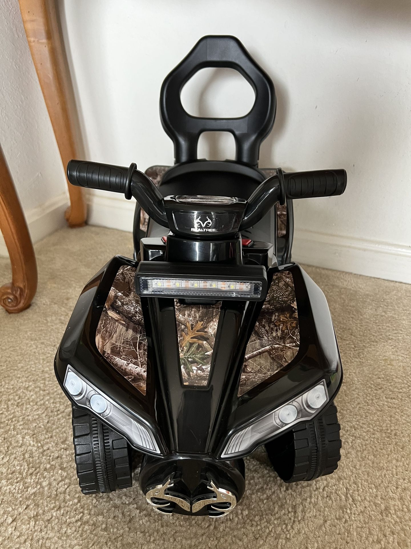 BOYS’ REALTREE RIDEON BY DYNACRAFT WITH WORKING LIGHT BAR