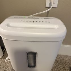 Amazon Basic Paper Shredder