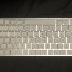 Apple Magic Keyboard With lightning cable 